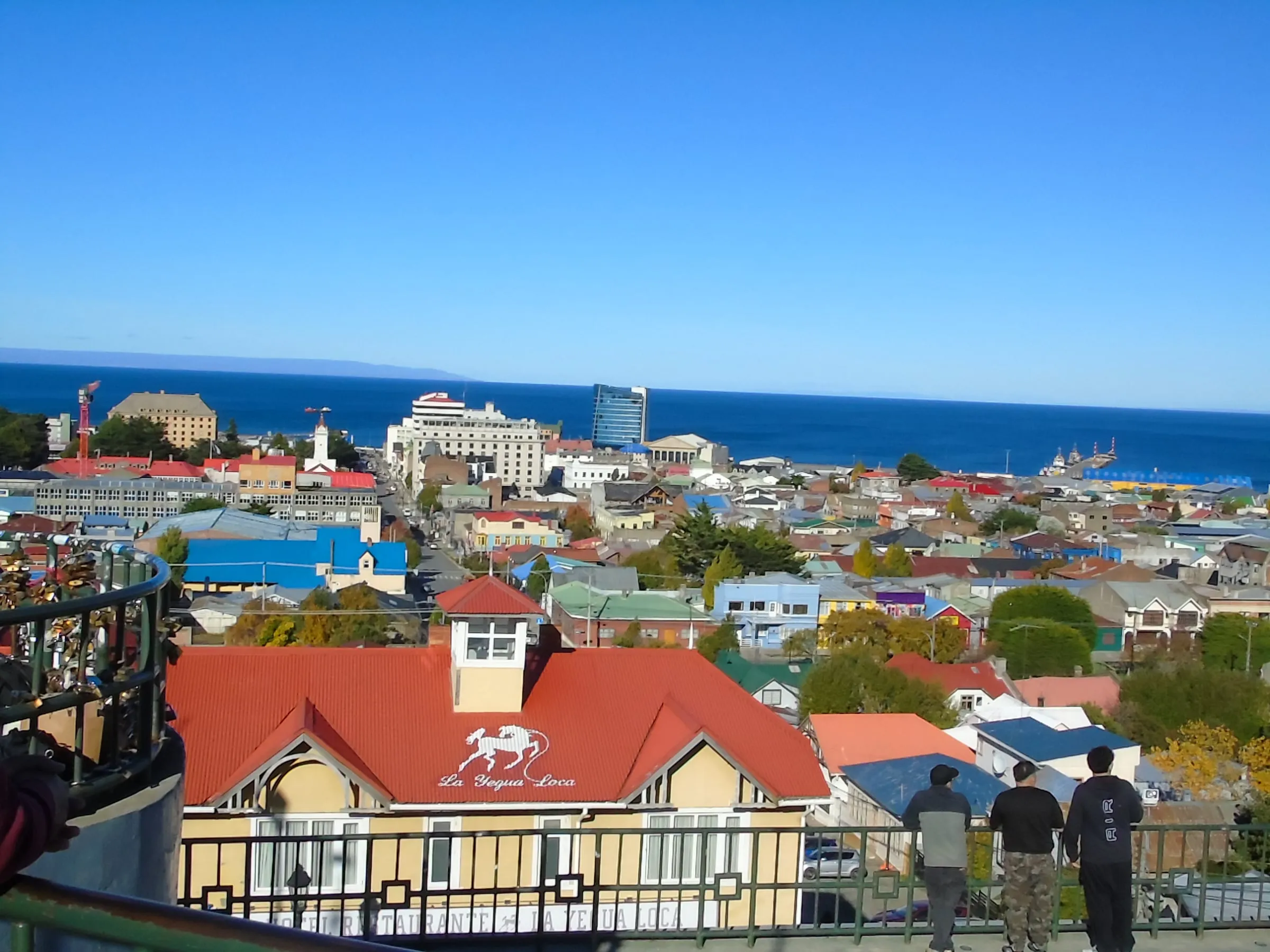Punta Arenas y el estrecho de Magallanes desde el mirador del Cerro de la Cruz